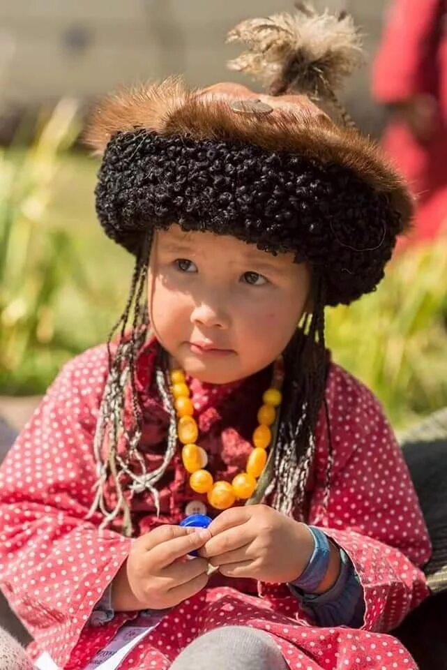 Дети киргизов. Кыргызский головной убор дети. Головные уборы киргизок. Киргизская шапка. Киргизские головные уборы детские.