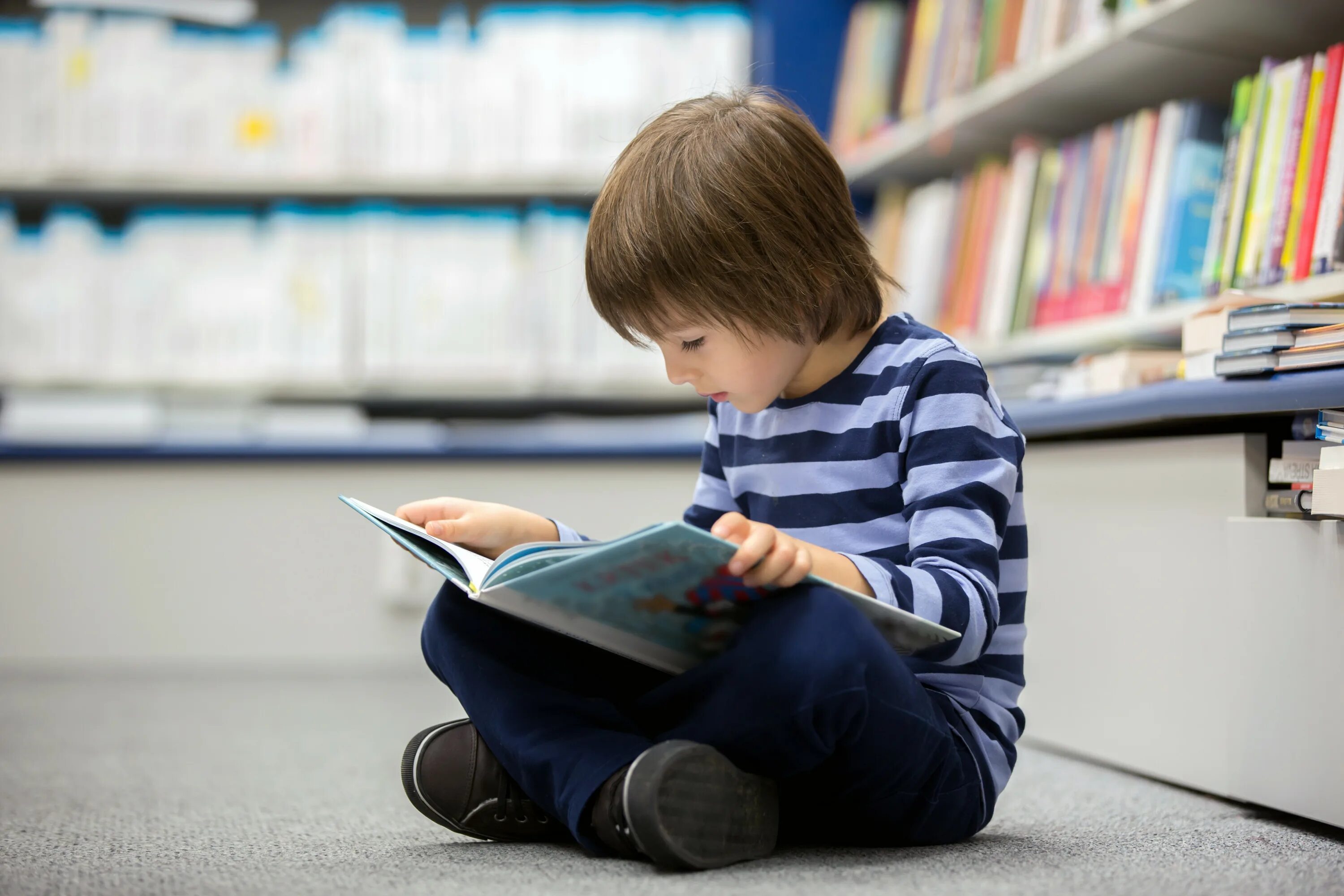 Creative reading. Мальчик сидит с книгой. Reading Creative. Creative reading Grapihk. A Smart boy reading a book.