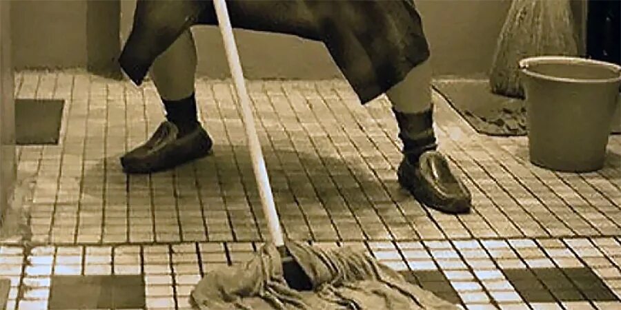 Бабушка мыла полы
