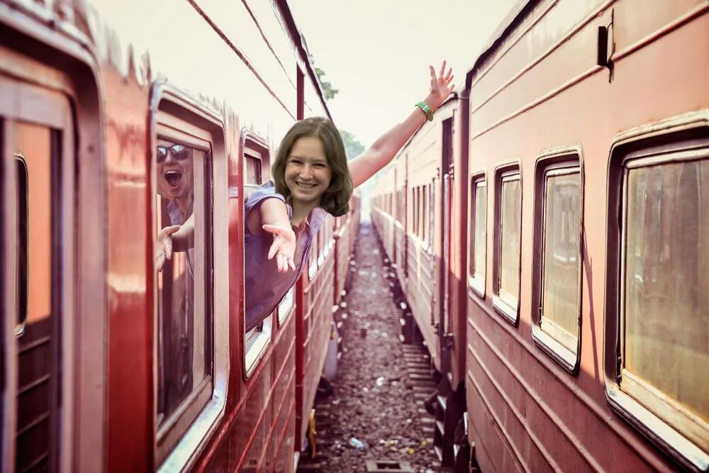 Последний вагон. Фотосессия в поезде. Девушка выглядывает из поезда. Путешествие в поезде с девушкой. Выглядывает из окна поезда.