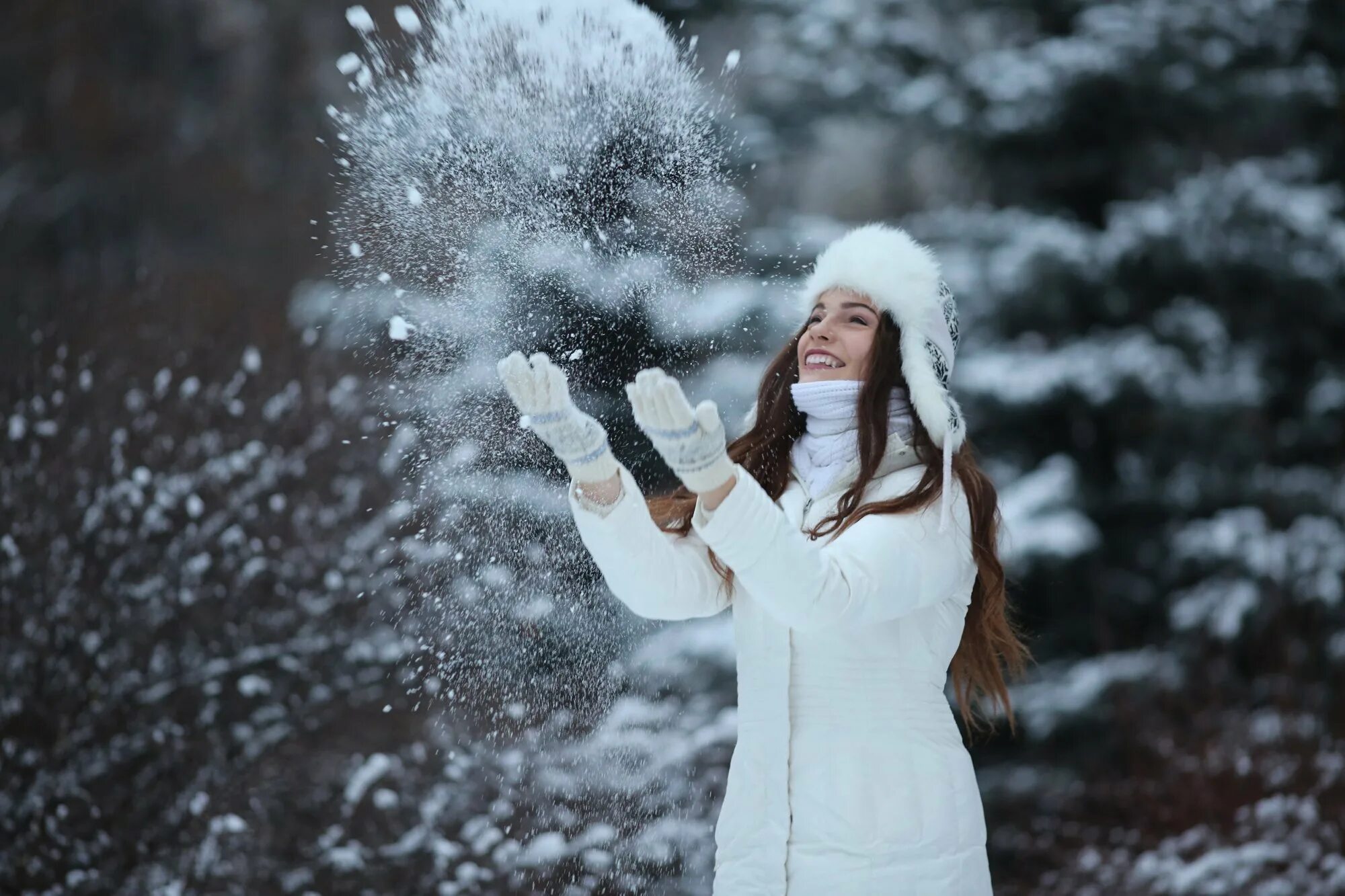 Словно снег на голову. Фотосессия зимой. Девушка в зимнем лесу. Зимняя фотосессия в лесу. Девушка в снегу.