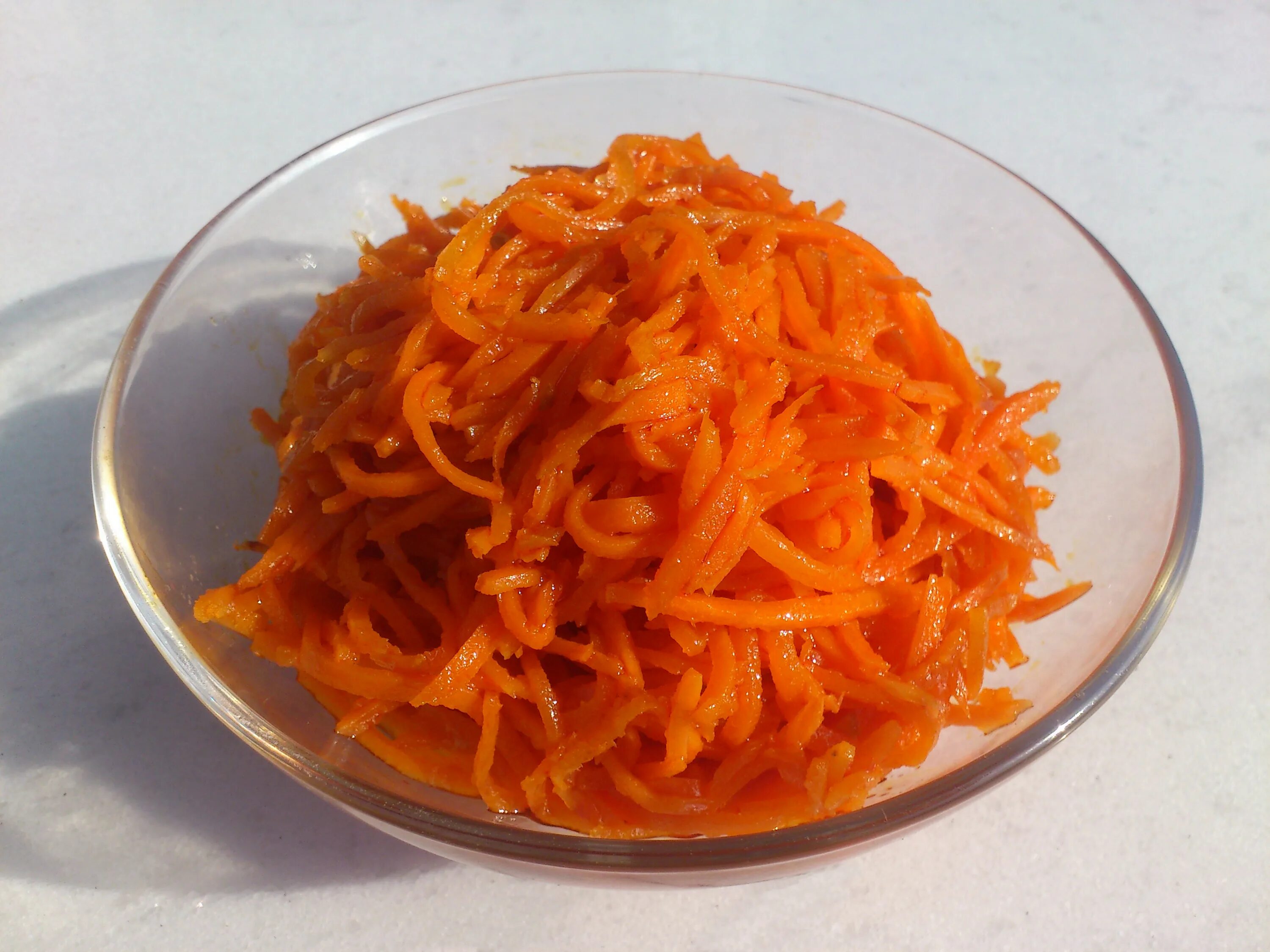 Морковь с чесноком и маслом рецепт. Морковный салат. Салат из моркови с маслом растительным. Салат из моркови для детей. Салат из натертой моркови.