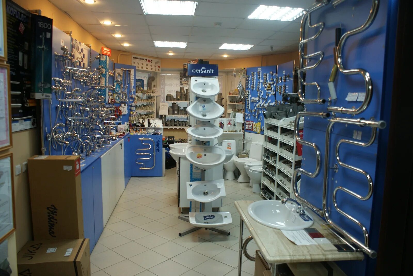 водолей магазин сантехники. мойдодыр магазин сантехники эмблема. выкладка инженерной сантехники. стенд для смесителей. реклама отопления водоснабжения.