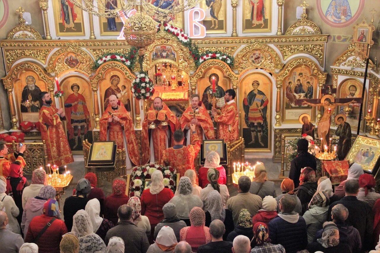 Служба в церкви. Пасхальная служба. Богослужение на Пасху. Пасхальная литургия. Служба на пасху 2024