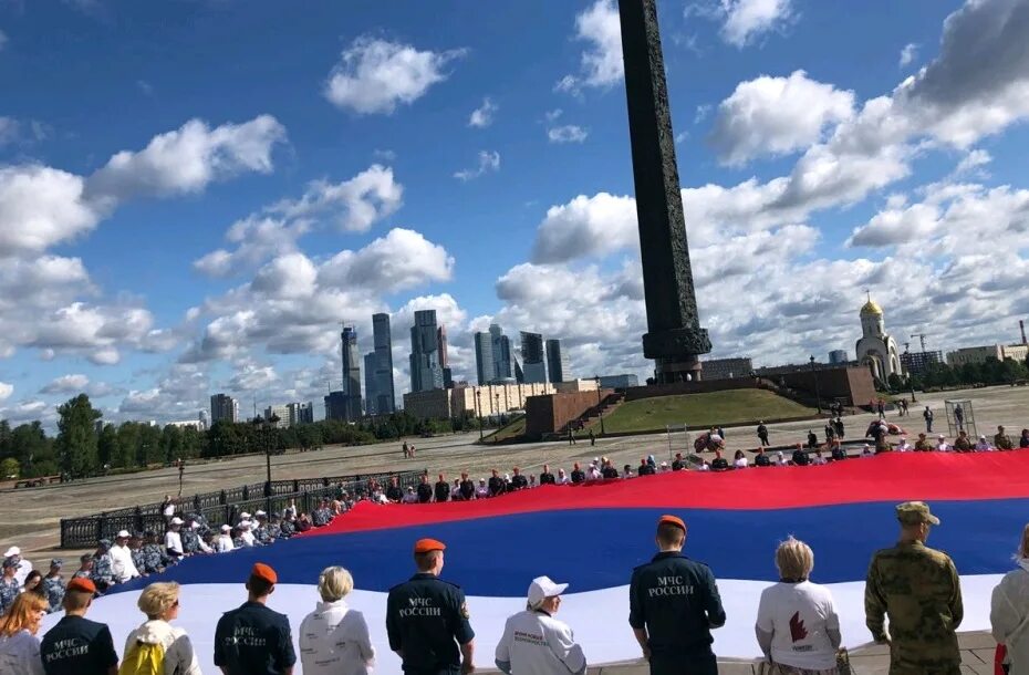 Поклонная гора москва входная площадь фото. Поклонная гора в Москве. Мемориальный комплекс на Поклонной горе в Москве. Поклонная гора в Москве митинг. Парк Победы на Поклонной горе, г. Москва.