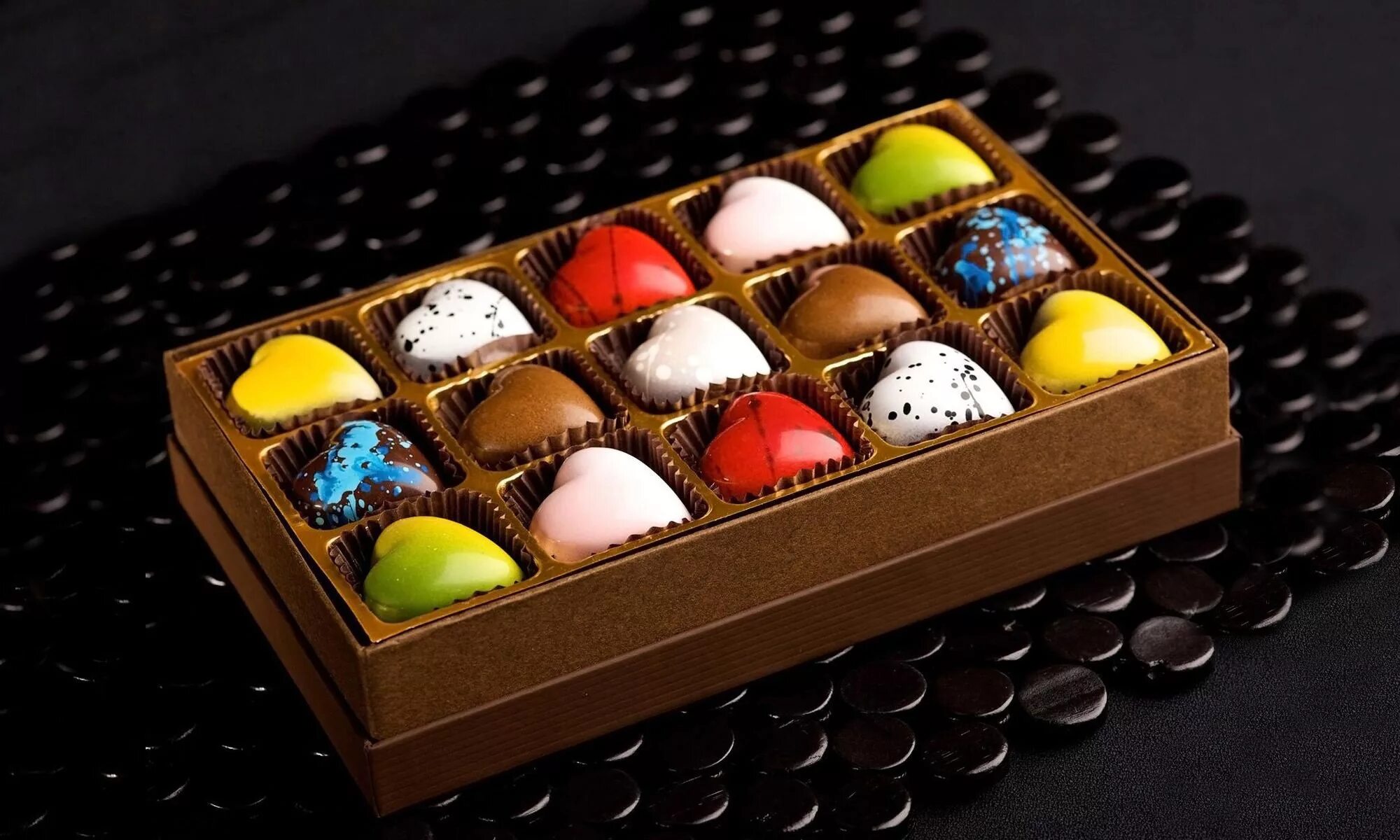 Красивая коробка конфет. Дизайнерский шоколад. Красивые шоколадные конфеты. Шоколадные конфеты оригинальные. Круглые шоколадные конфеты.
