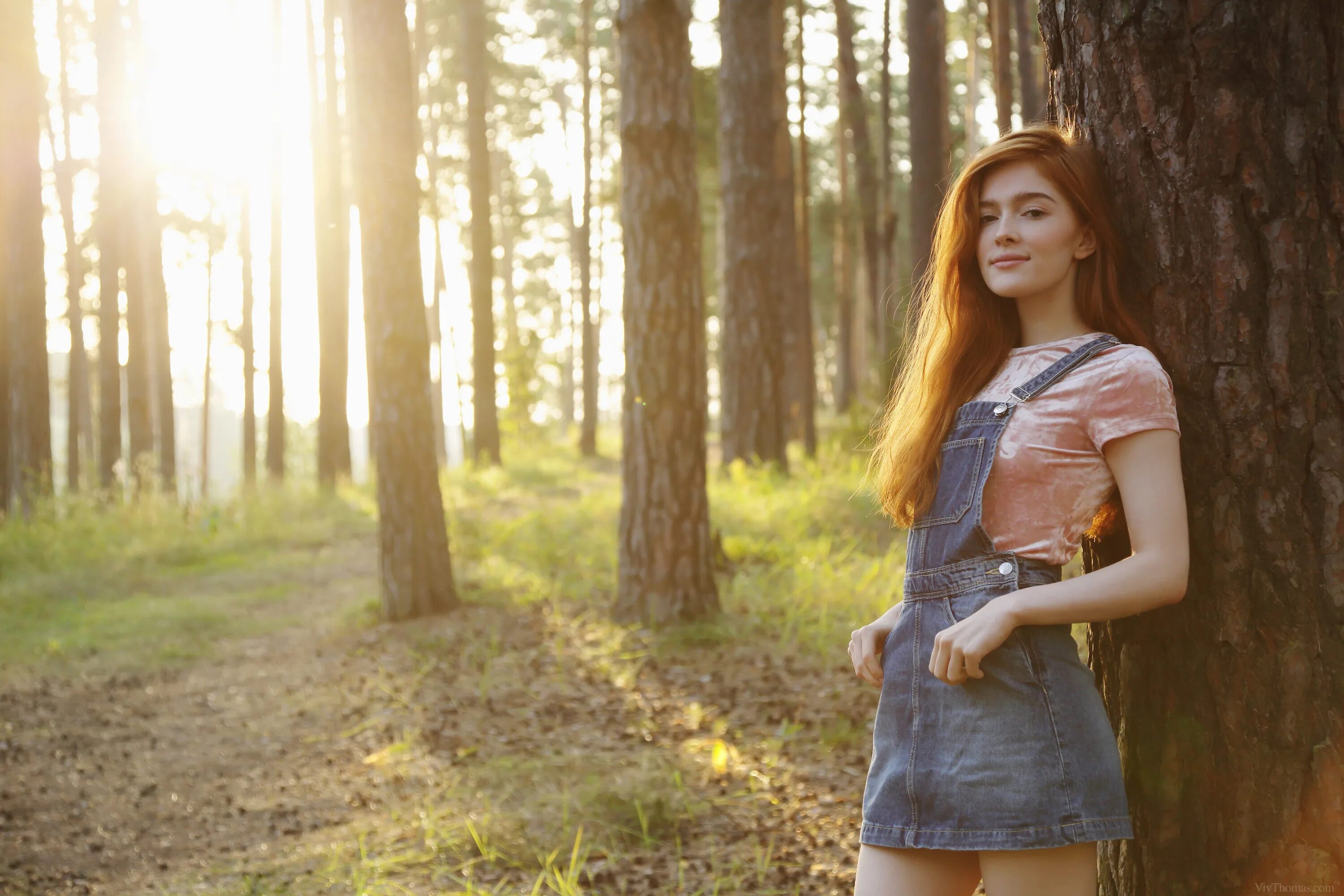 Полненькую в лесу. Рыжая Jia Lissa. Катя Форест модель. Jia Lissa 2021. Девушка в лесу.