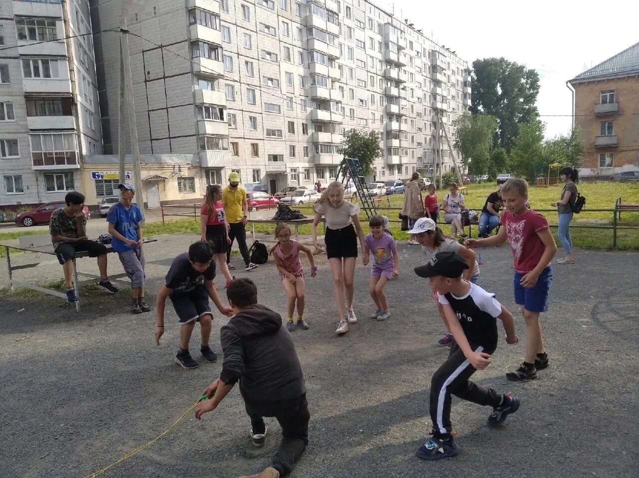 Детские игры во дворе. Уличные игры для детей. Логотип спортивный двор. Выходи играть во двор. Летние дворовые игры для детей.