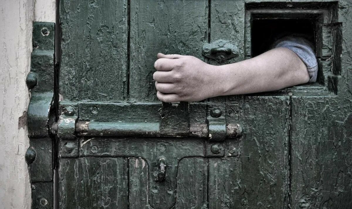 Запертые двери рассказ 7. Закрытая дверь. Запертая дверь. Тюремная дверь. Дверь в тюрьме.