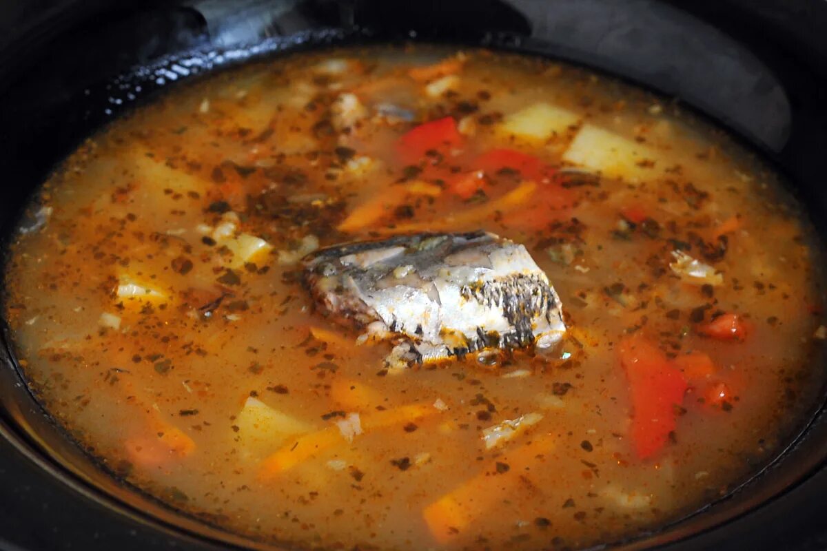 Суп с консервой из томатов. Томатный рыбный суп. Суп из консервы рыбной в томате