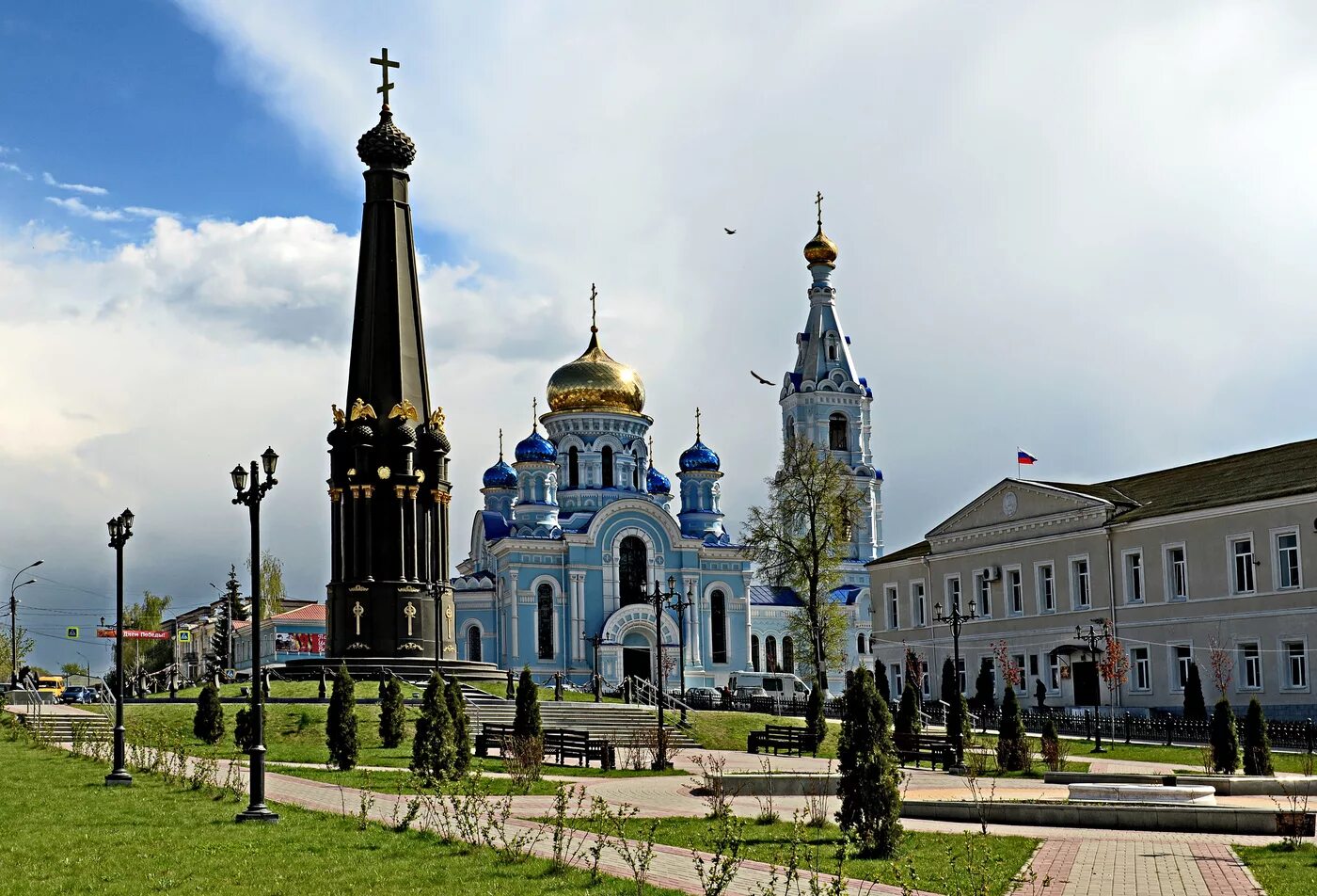 Малоярославец информация. Сенная площадь малоярославец. сенная площадь и монумент славы малоярославец. малоярославец калужская область. вид города малоярославец калужской области.