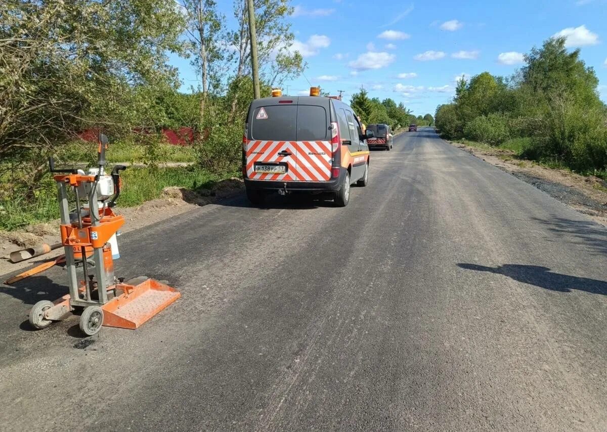 Закрытие дорог в новгородской области. Дорожные работы. Дорожное покрытие. Асфальт. Строительство дорог.