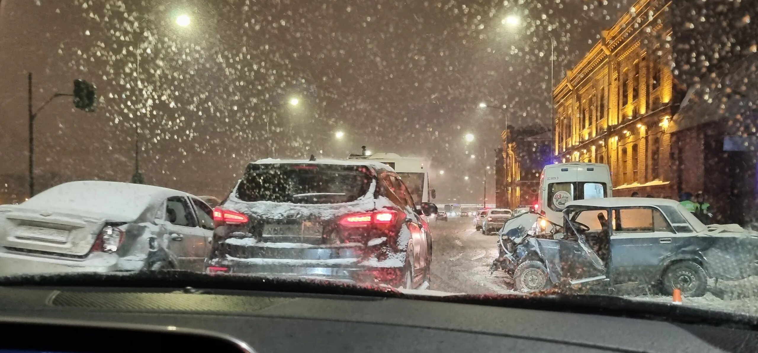 9 декабря 2023 год. Снегопад в городе. Снегопад в Петербурге. Заснеженный автомобиль.