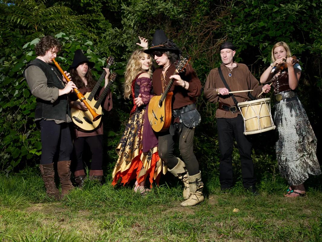 Blackmore's night костюмы. Фольк-рок музыкальные группы. Что такое фолк. Современный фолк. Ирландия фолк.