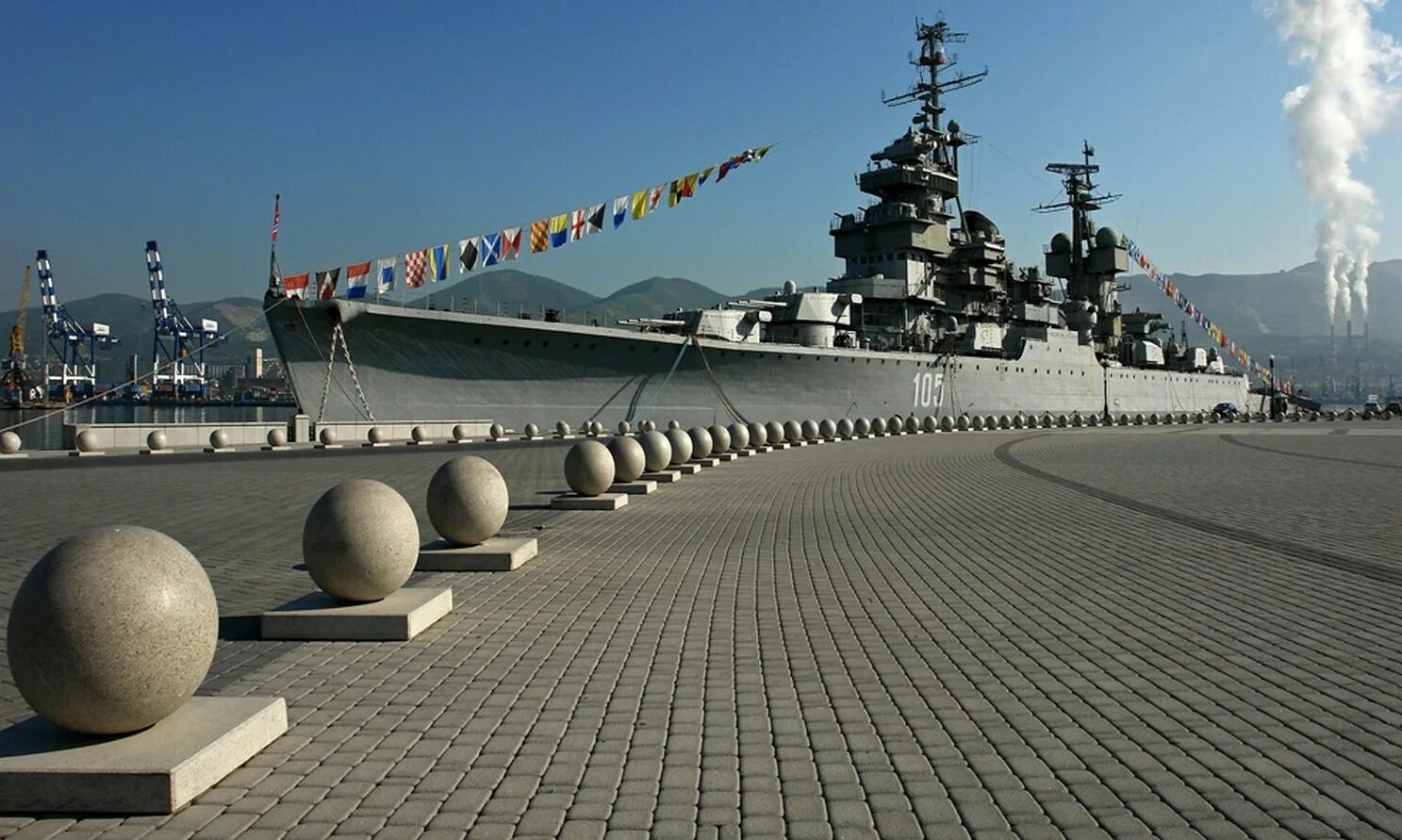 Новороссийск летом. Лемана про новороссийск каталог. Адмирал кутузов новороссийск. Набережная новороссийска 2022. Цемесская бухта новороссийск памятник.