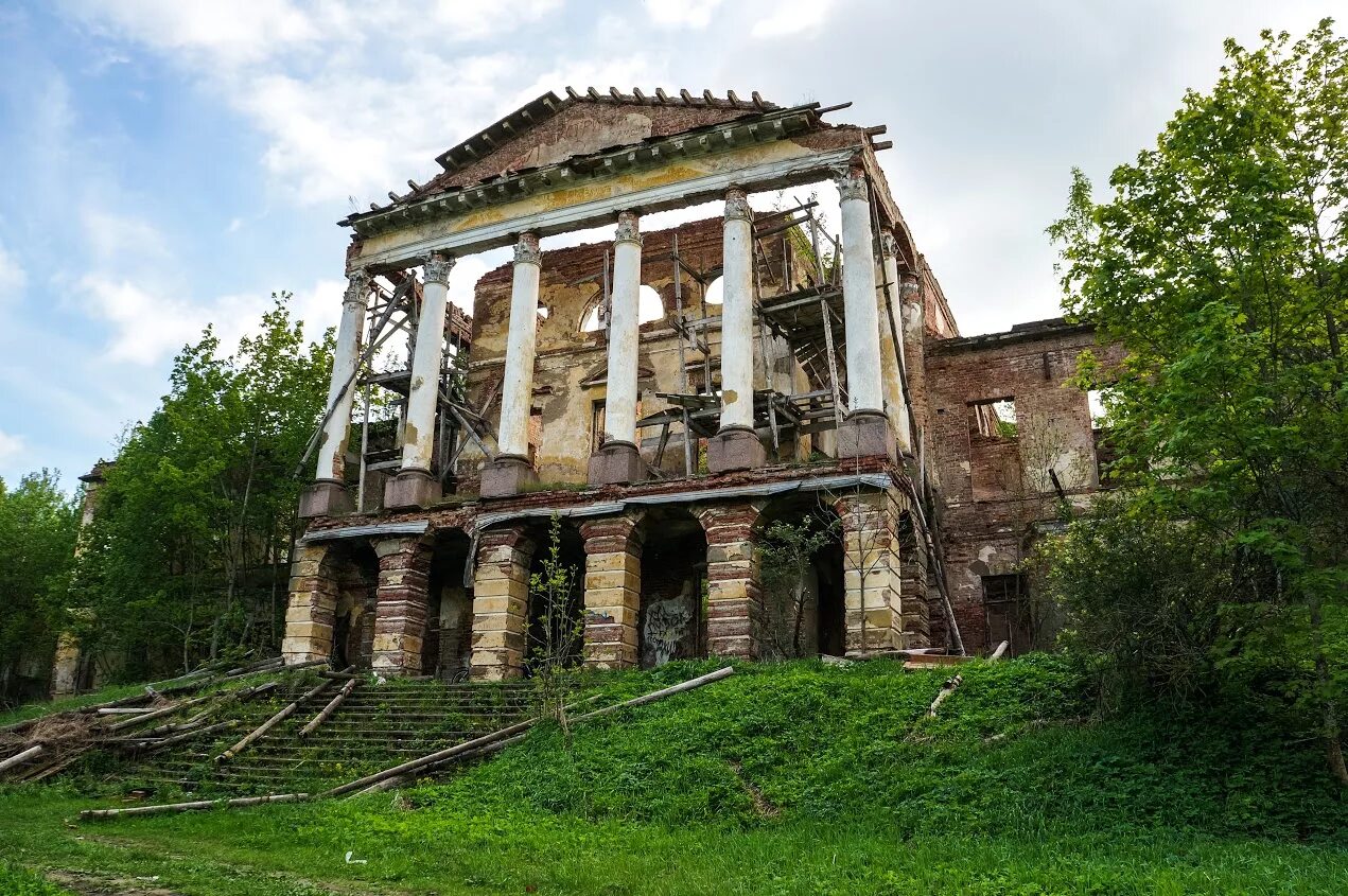 разрушающиеся памятники архитектуры. здание речного вокзала тверь. усадьба пущино на наре серпухов. пальмира храм баала взрыв. усадьба петровское руины.