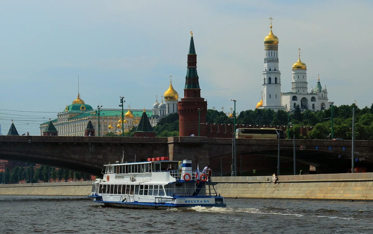 Речные прогулки москва 2022. Алые паруса теплоход Москва река. Теплоход Москва на Москва реке. Теплоход Москва 64. Речная прогулка Москва река.