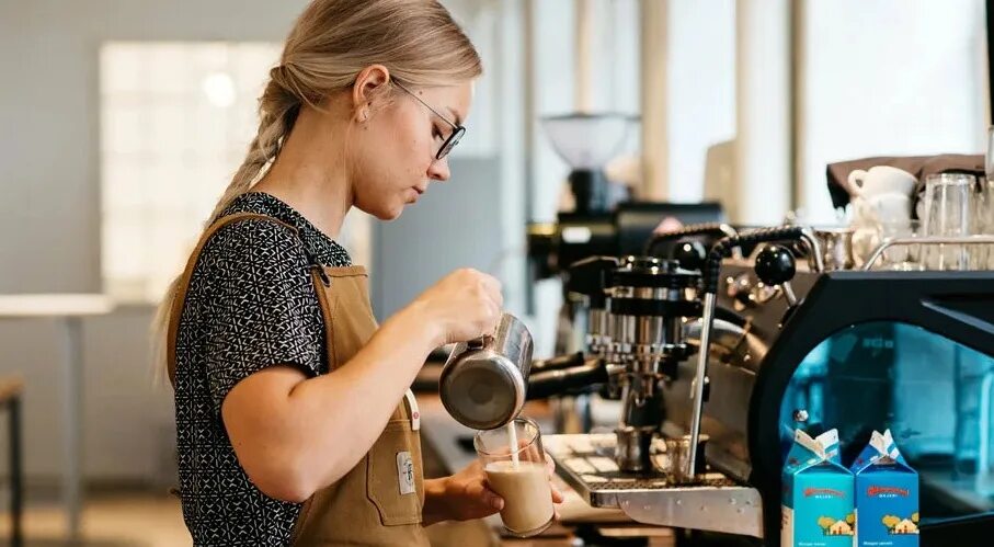 Работа продавец кофе. Бариста девушка. красивый бариста. кофе бариста.
