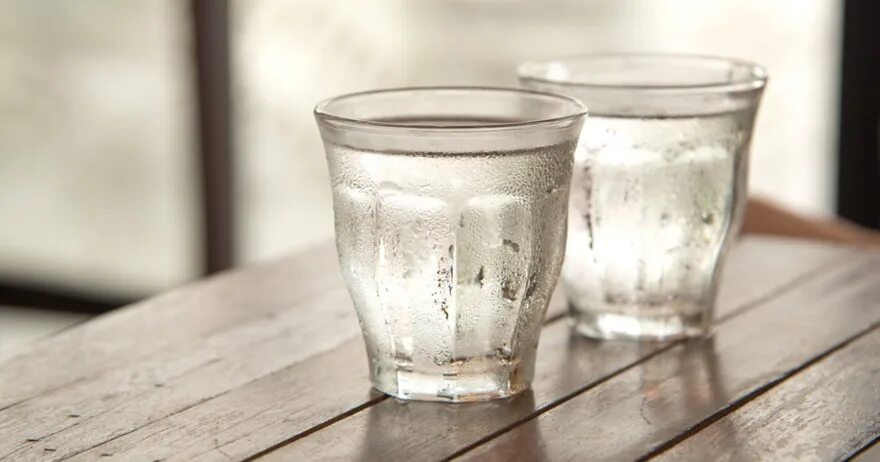 Горячую воду налили в холодный стакан. Стакан холодной воды. Стакан кипятка. Горячая вода в стакане. Два стакана воды.