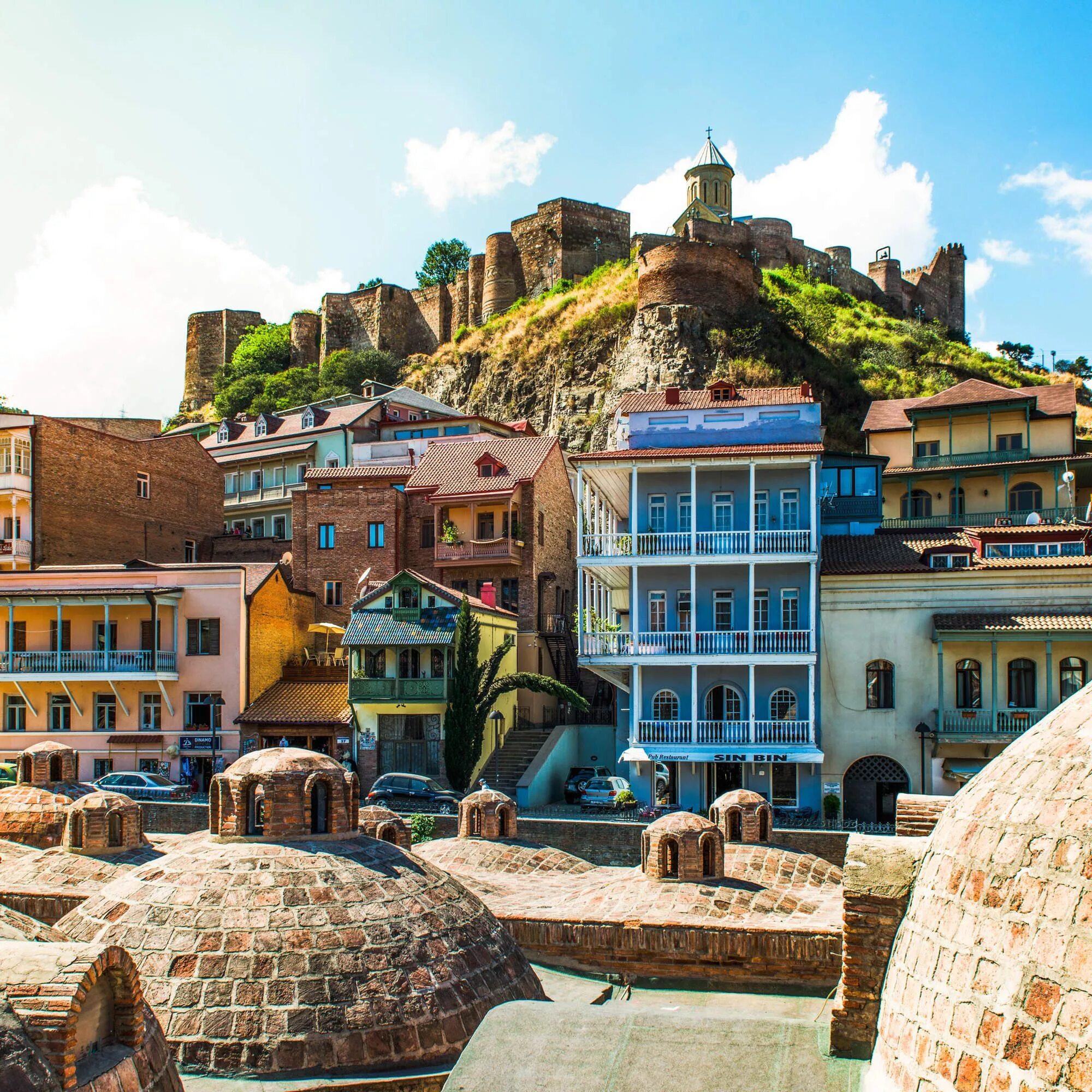 Tbilisi city. Old Town Тбилиси. Грузия Тбилиси архитектура. Грузия Тбилиси колорит улиц. Тбилиси старый город улочки.