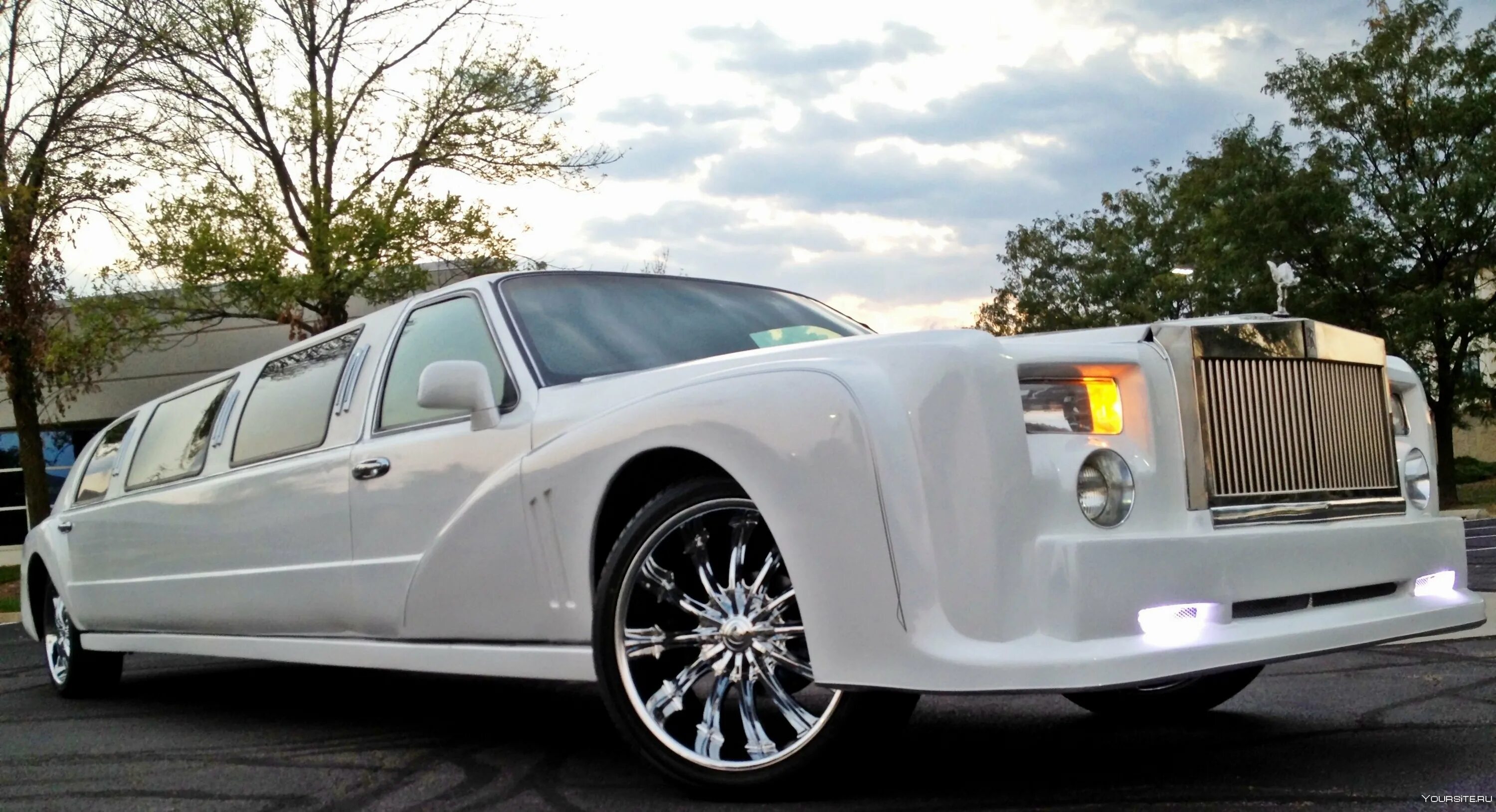 Rolls royce лимузин. Роллс ройс лимузин. rolls royce phantom лимузин. rolls-royce cullinan лимузин. белый роллс ройс лимузин.