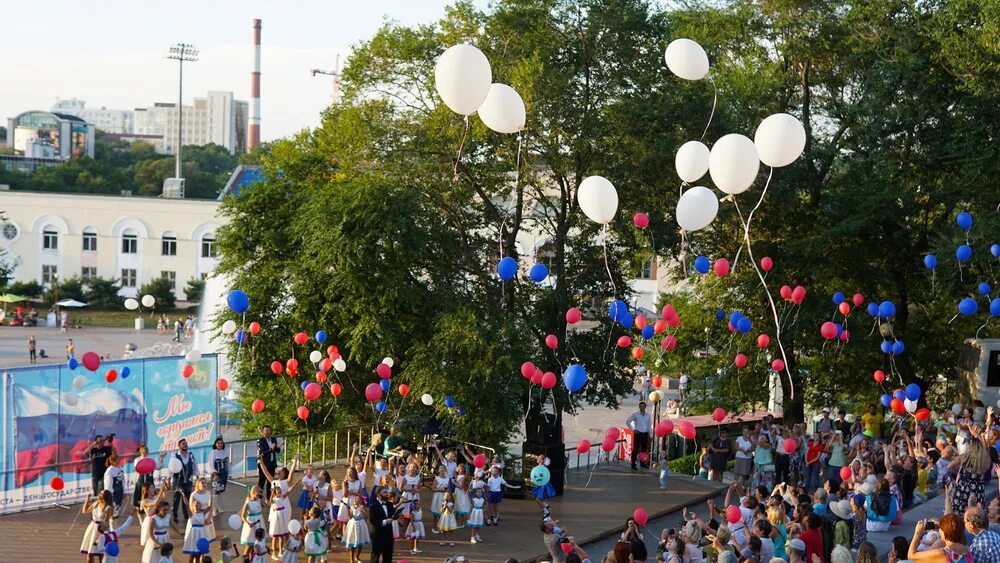 Владивосток в августе. Карьинка на день Росси Владивосток. День россии владивосток