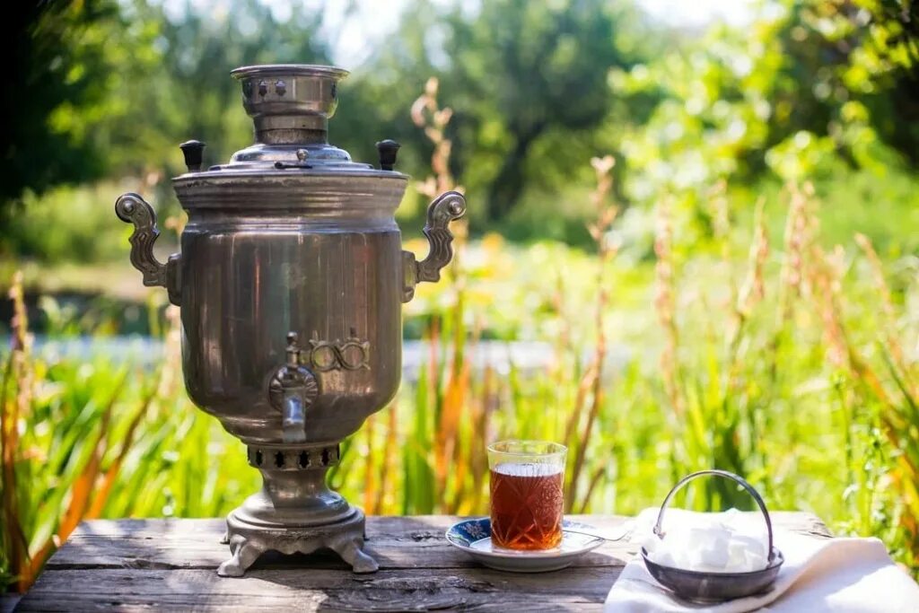 Тульский самовар чаепитие. Чаепитие с самоваром. Самовар на природе. Самвап.