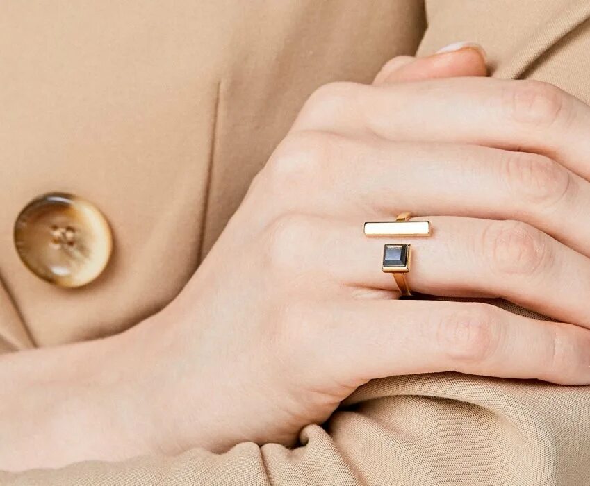 Женщина надевает кольцо. Женская рука с кольцом. Если кольцо велико. 5. Обручальное кольцо мало.