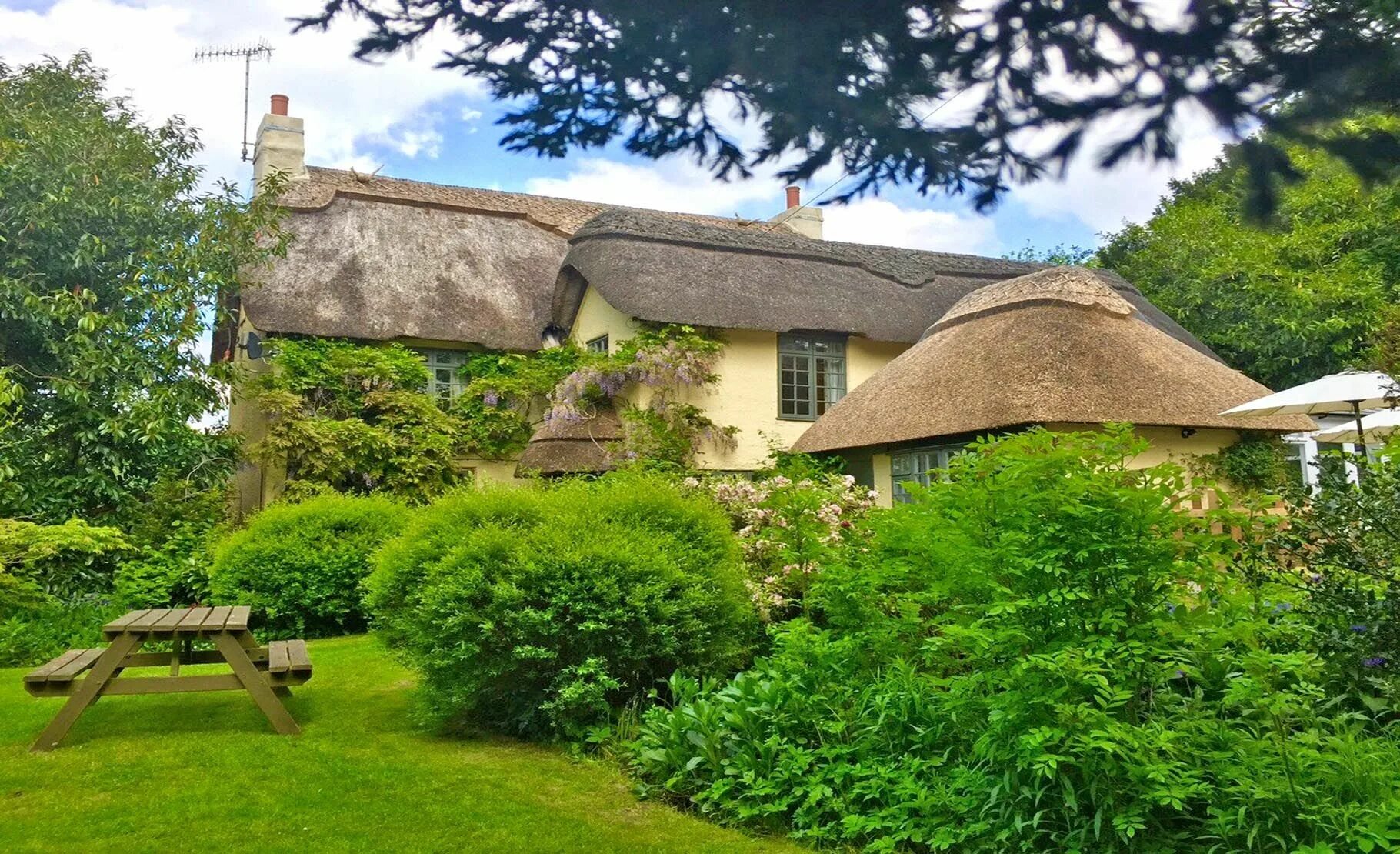 Thatched Cottage. Cottage Core картинки. Cottage Core горизонтально. Обои на рабочий White Cottage.