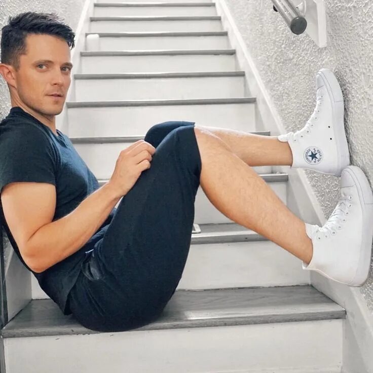 Адидас певец. Eli Lieb. Stan Smith певец. Eli Taylor парень. Знаменитости в кроссовках Стэн Смит.