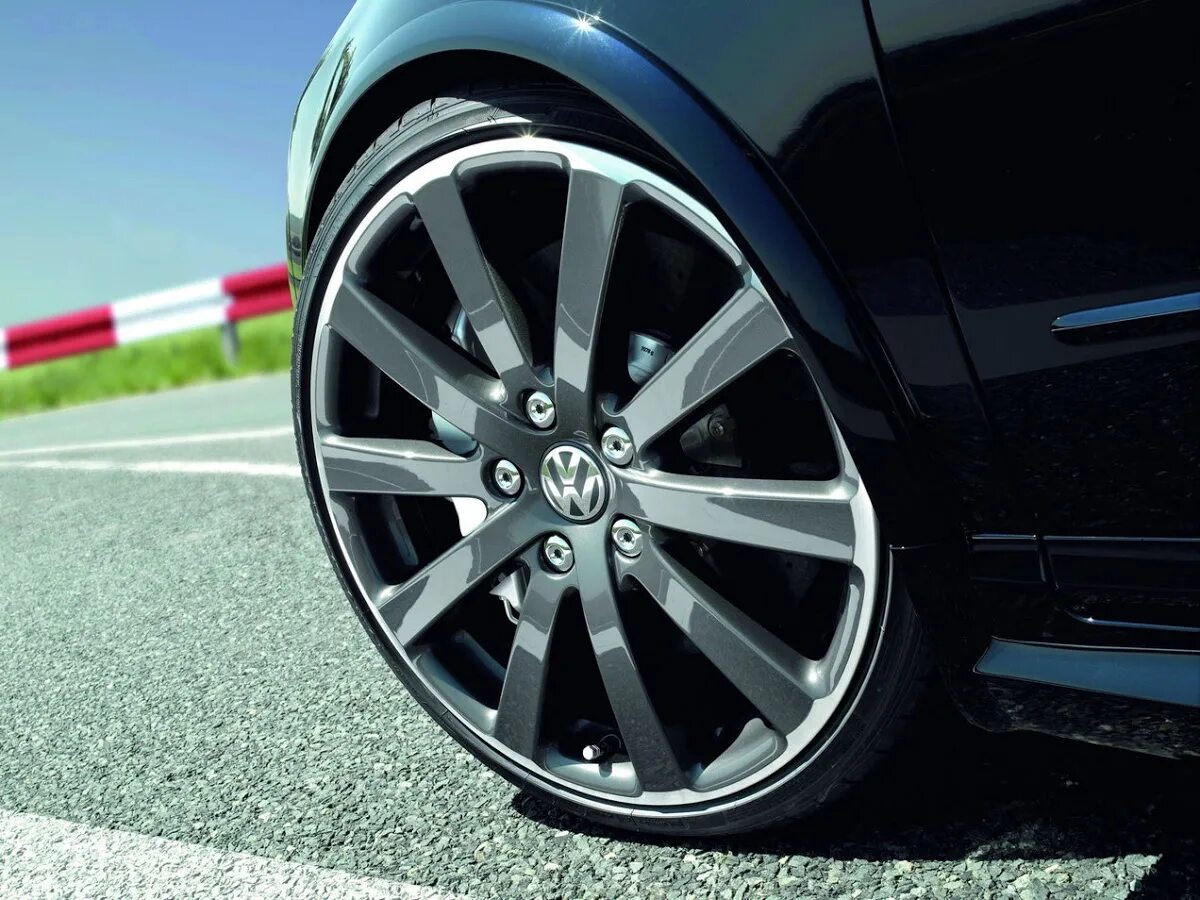 Оригинальные диски фольксваген джетта 2016 года. Гольф 6 типоразмер шин. Диск volkswagen touareg r17. Колесные диски vw. Литые диски на vw passat b7.