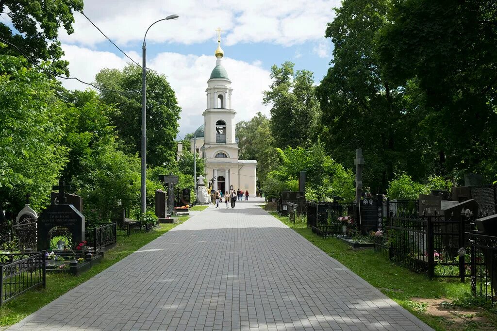 Ваганьковское кладбище в Москве. Центральная аллея Ваганьковского кладбища. Ваганьковское кладбище в Москве могилы знаменитостей. Ваганьковское кладбище Братская могила. Москва ваганьковское кладбище метро