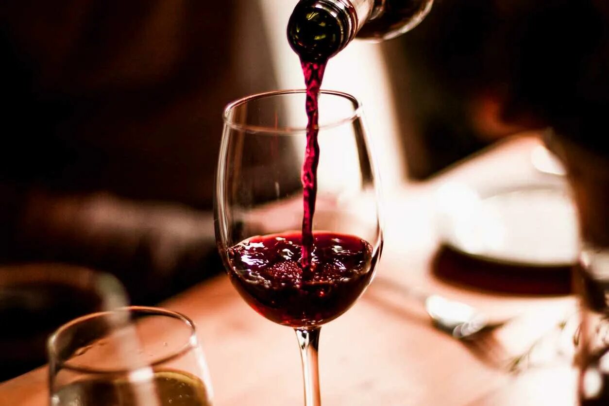 Топить в вине. Красное вино. Бокал с вином. Красное вино в бокале. Виго в Бакале.