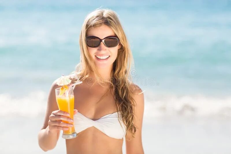 Девушка пьет коктейль на пляже. Девушки в купальниках на пляже пьют коктейль. Блондинка со спине в Солнечном очки пье коктеиль. Девушка пьет коктейль в полный рост.