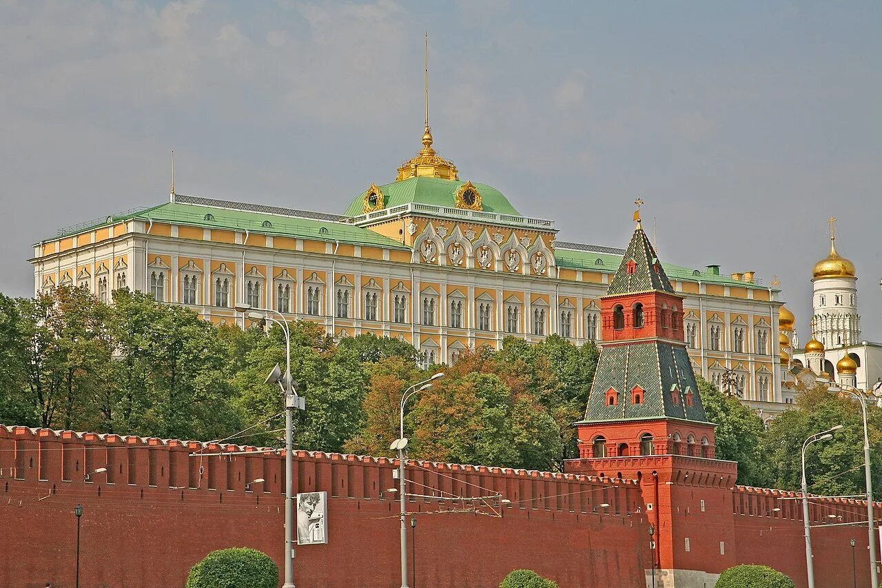 Троицкая башня Московского Кремля. Большой Кремлевский дворец Василия Баженова. Благовещенская башня Московского Кремля. Кремль Москва.