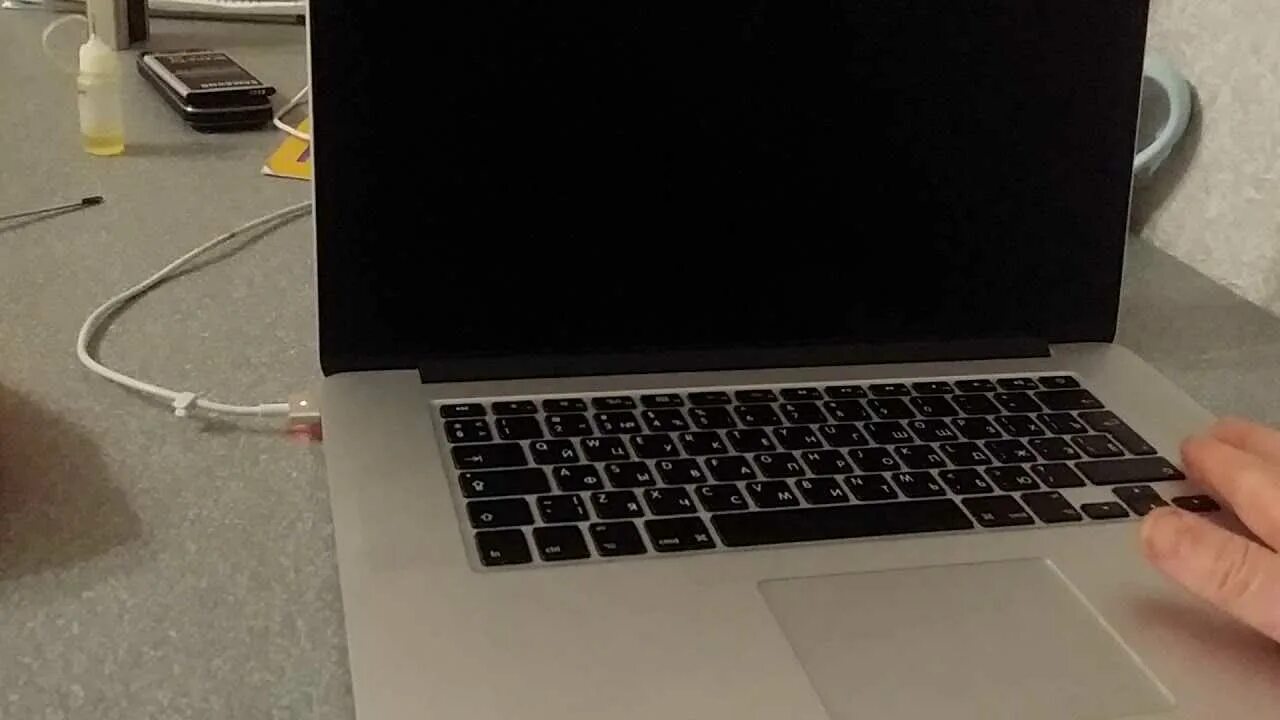 Не включается макбук эйр. Экран включения макбука. macbook pro 15 2011 нет подсветки. macbook нет изображения. мак бук включается и выключается.
