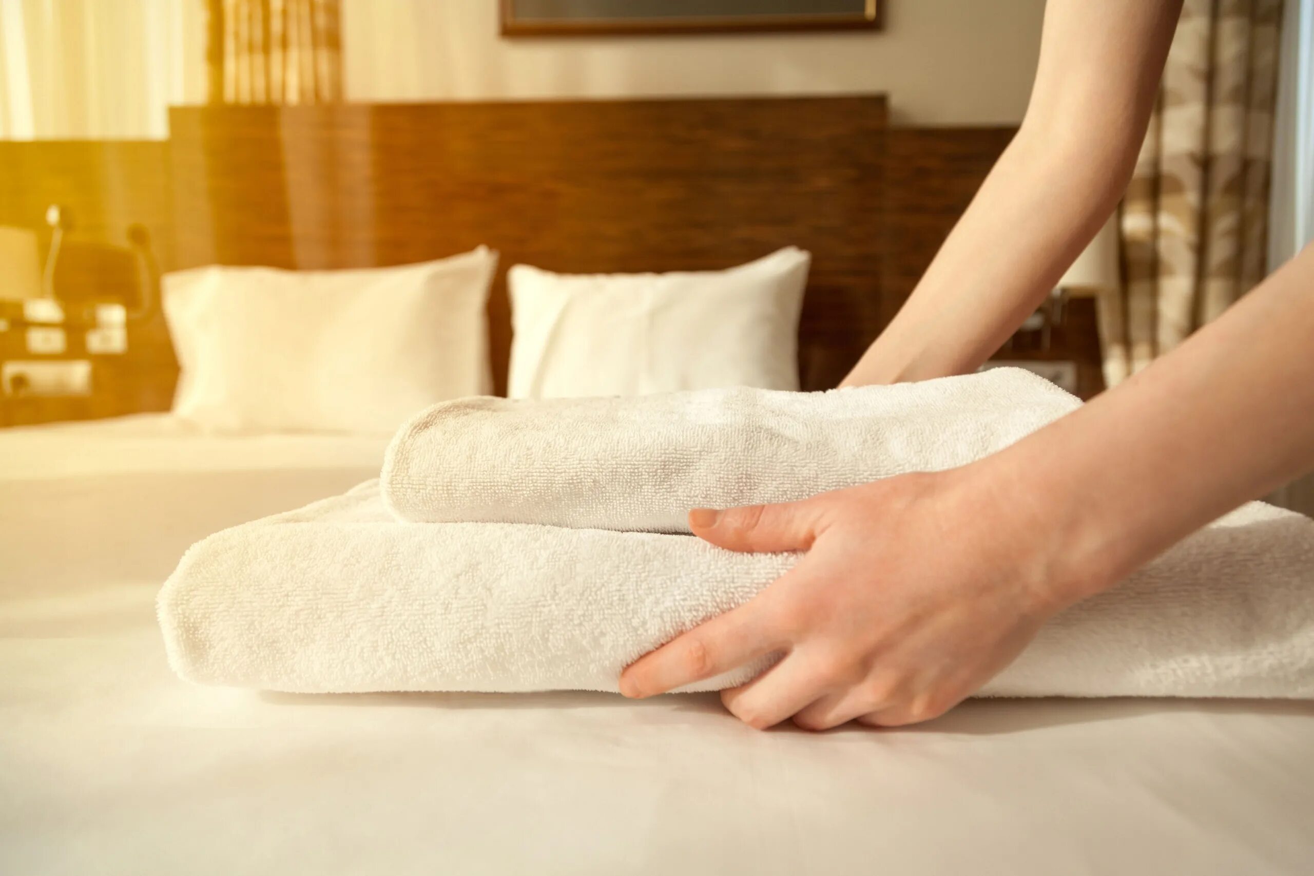 Замена полотенцев. Полотенца в отеле. Подушки и полотенца. Смена полотенец. Смена полотенец в отеле.