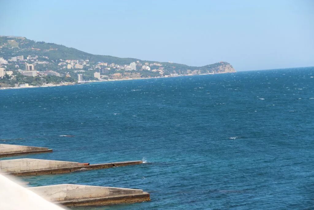 Апарт отель берег алупка. Крым алупка отель берег. Киевская 40 ялта. Гостиница в химках левобережный район. Апарт отель на берегу берген.