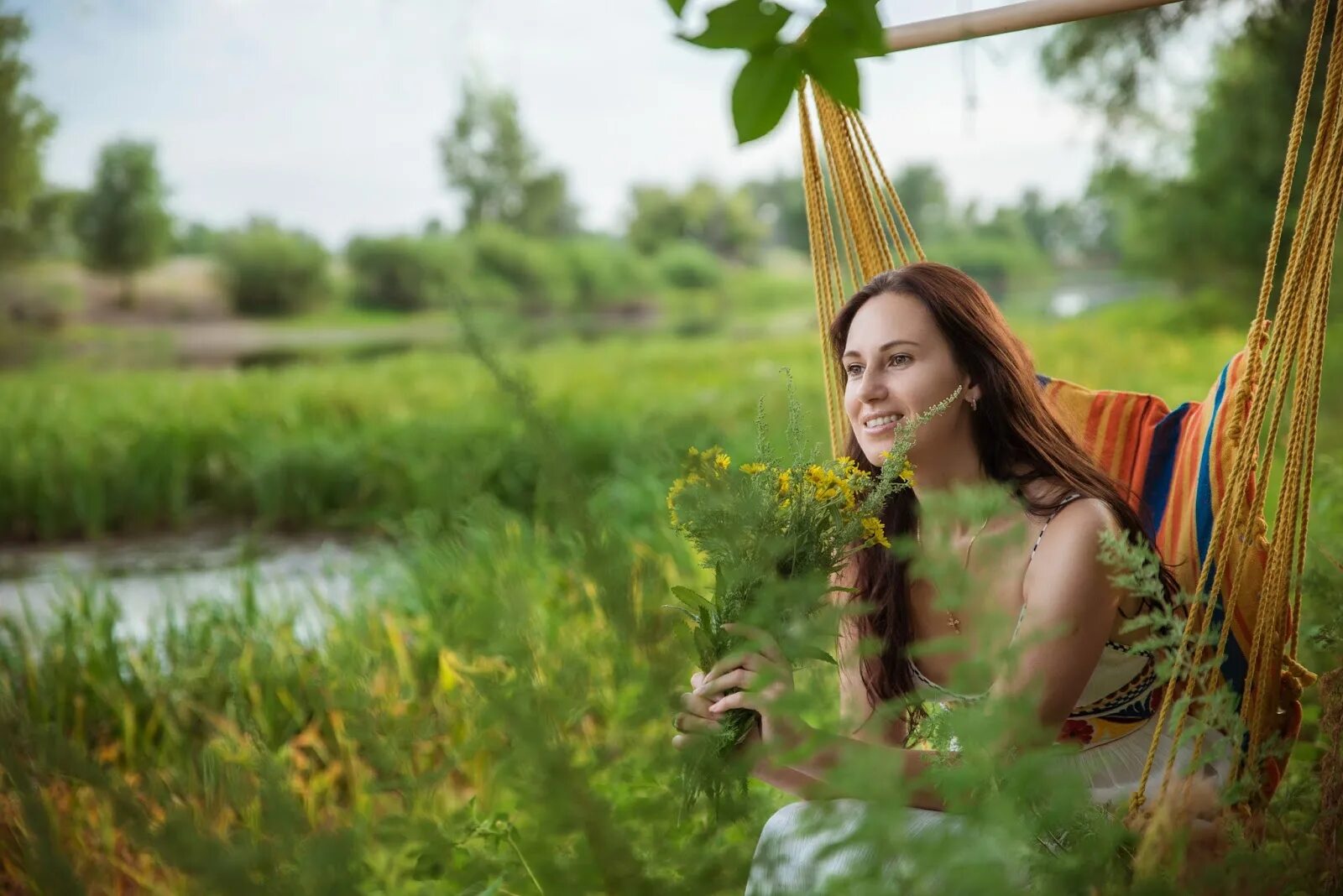 Девушка с букетом полевых цветов. И все таки лето картинки. Лето все таки есть. Неправильное лето. Конец лета люди.