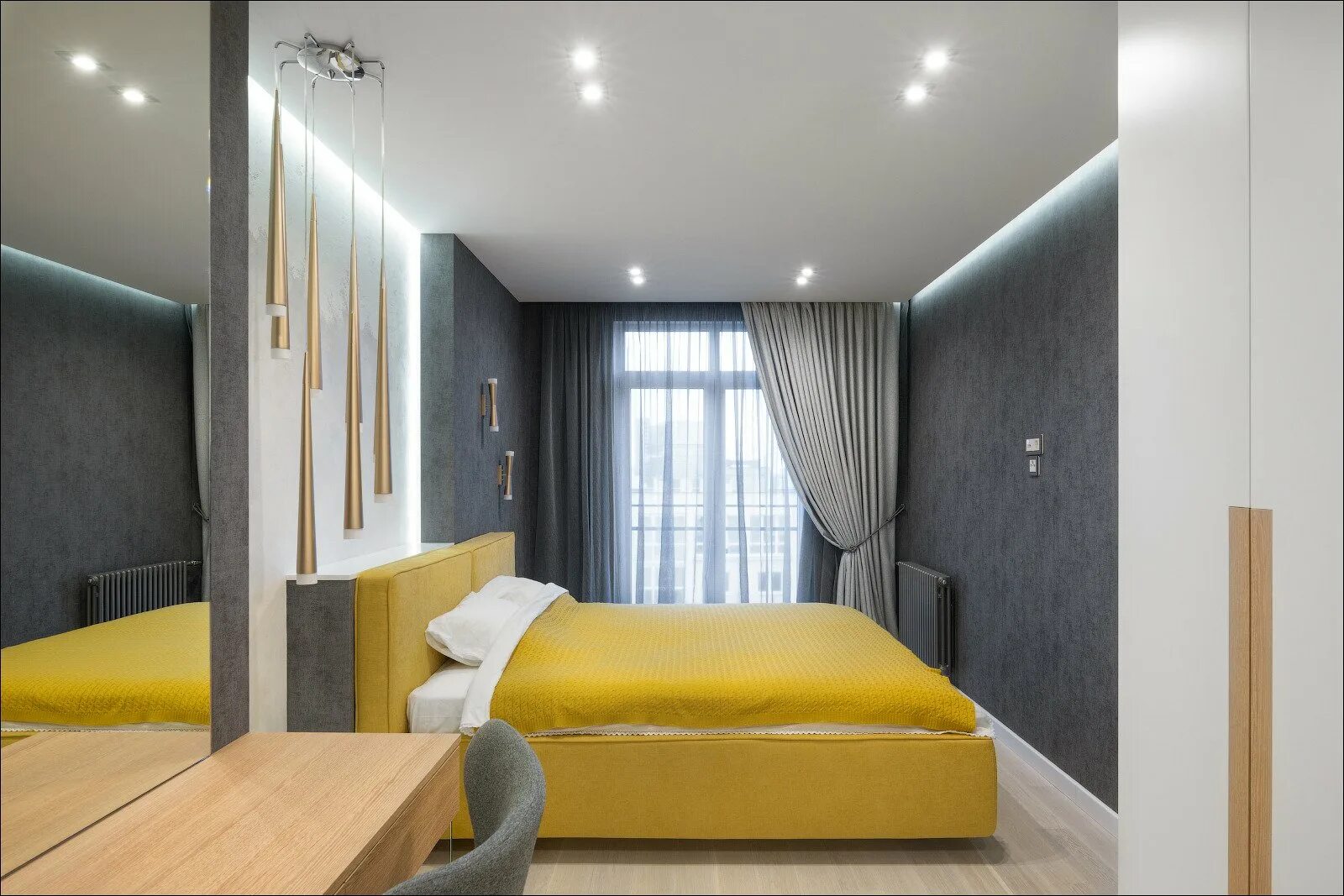 Спальня в коричнево бежевых тонах. Освещение в спальне с натяжными потолками. Натяжной потолок 12 кв м. Потолок в спальне 12 кв. Подвесной потолок в спальне.