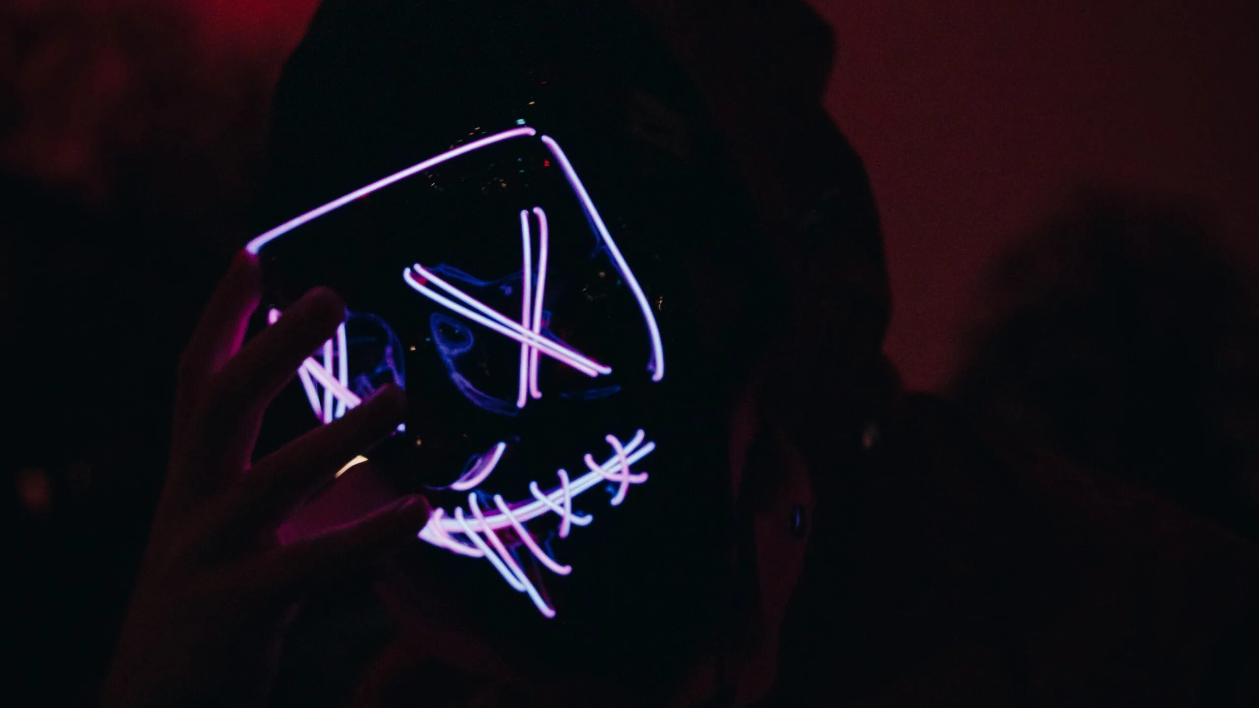 Аноним свет. Красивые девушки на аву. Тёмный человек в капюшоне. Давлетгареев марат. Человек в капюшоне в темноте.