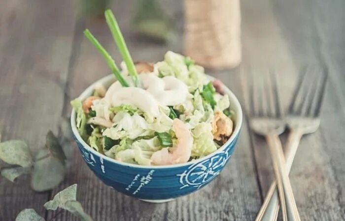 морской коктейль с крабовыми палочками. салат с мидией и кальмаром и пекинской капустой. салат из морского коктейля и помидоров черри. салат с пекинской капустой и морским коктейлем. салат с креветками и пекинской капустой.