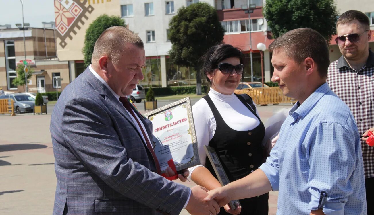 Депутаты солигорска. Солигорский автобусный парк. солигорск стк. день независимости в солигорске. новый мэр солигорска фото.