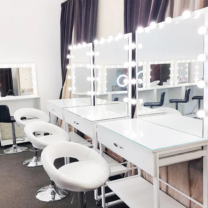 стол для макияжа. рабочее место визажиста. освещение для визажиста. оборудованное место для визажиста. место стилиста визажиста.