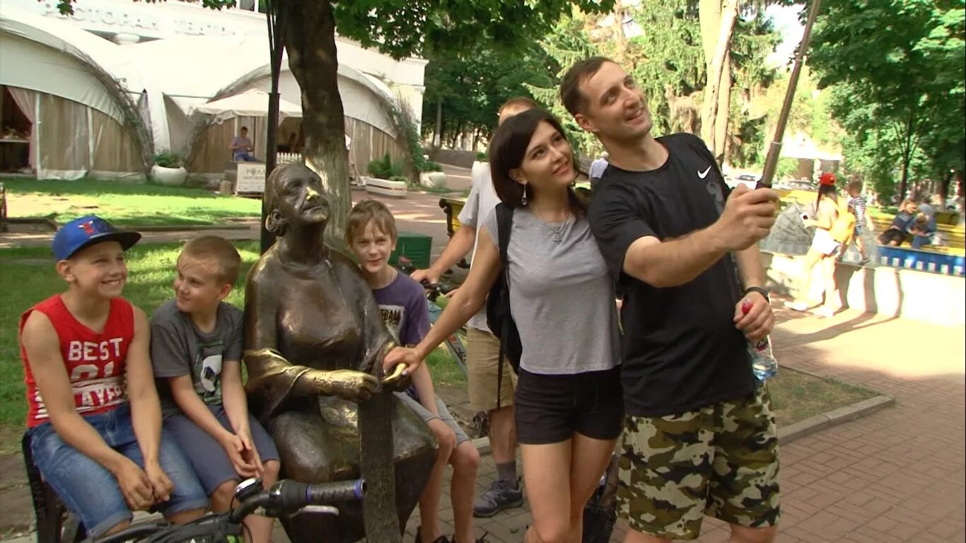 Белгород как живут люди сейчас. Экскурсии белгород. белгород люди. люди в сквере. удивительный белгород экскурсия.