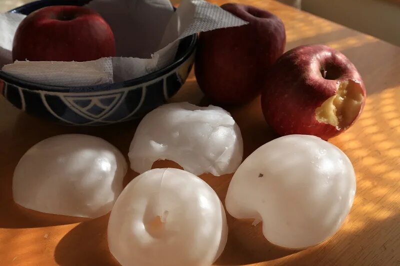 Для чего нужен естественный воск на фруктах. Применение воска. Для чего нужен естественный воск на фруктах. Фруктовый воск на яблоках. Восковое яблоко фрукт.