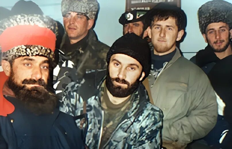 Ахмед закаев и басаев. Шамиль басаев и кадыров. Шамиль басаев и кадыров. Гакаев рамзан. Шамиль басаев и кадыров.