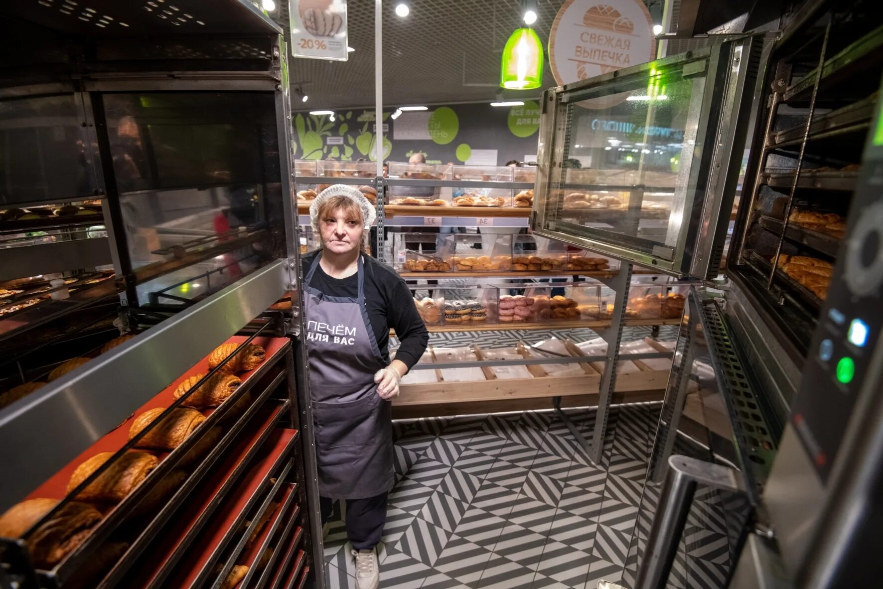 Хлеб из пекарни пятерочки. Пятерочка пекарня пончики. Владелец кофейни. Пекарь в пятерочке отзывы сотрудников. Пекарь.