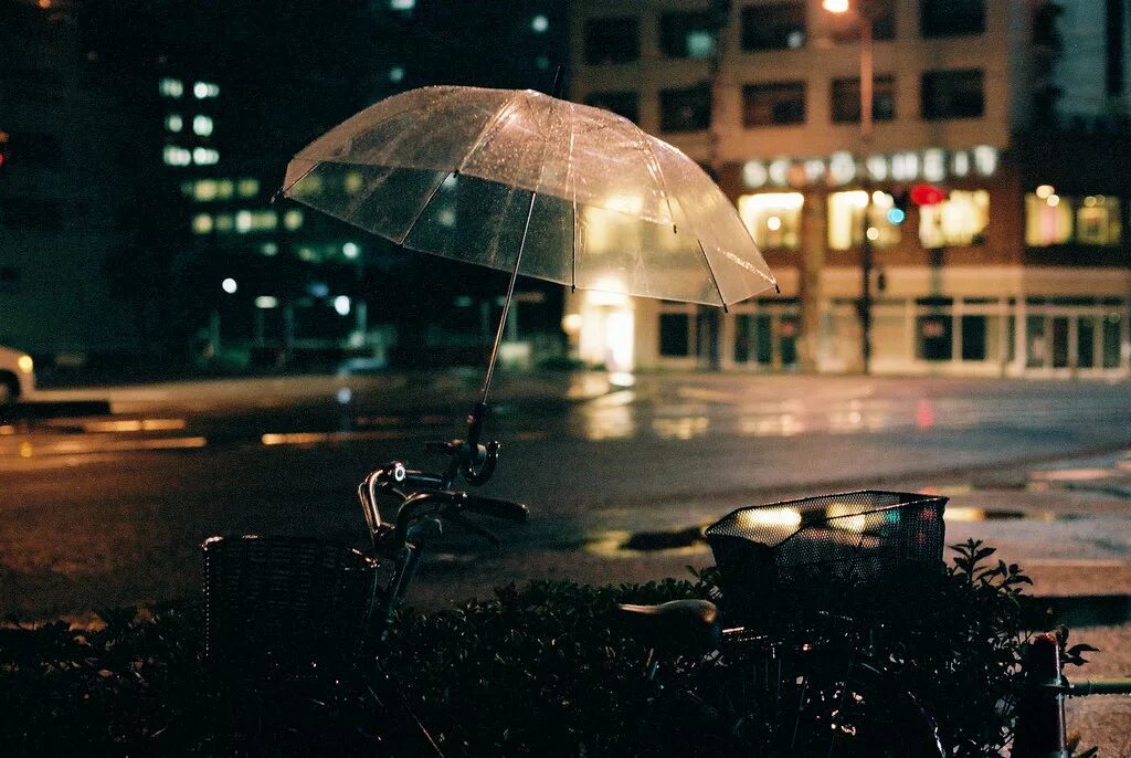 Включи станцию дождь. Дождь в городе. Дождь зонт. Зонт под дождем. Город под дождем.