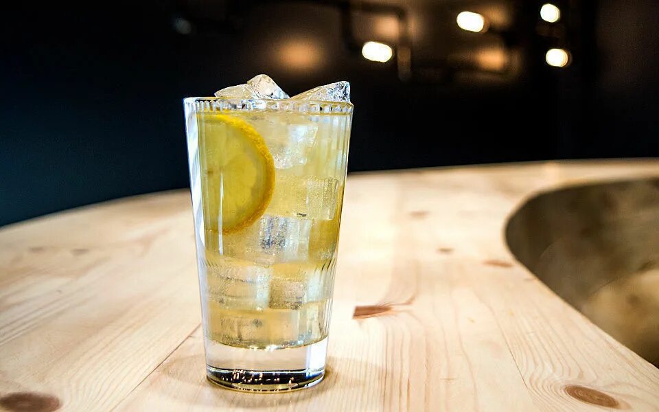 Коктейли с becherovka lemond. Коктейль с бехеровкой в домашних условиях. Коктейль бетон. Коктейли с бехеровкой. Коктейли с бехеровкой.